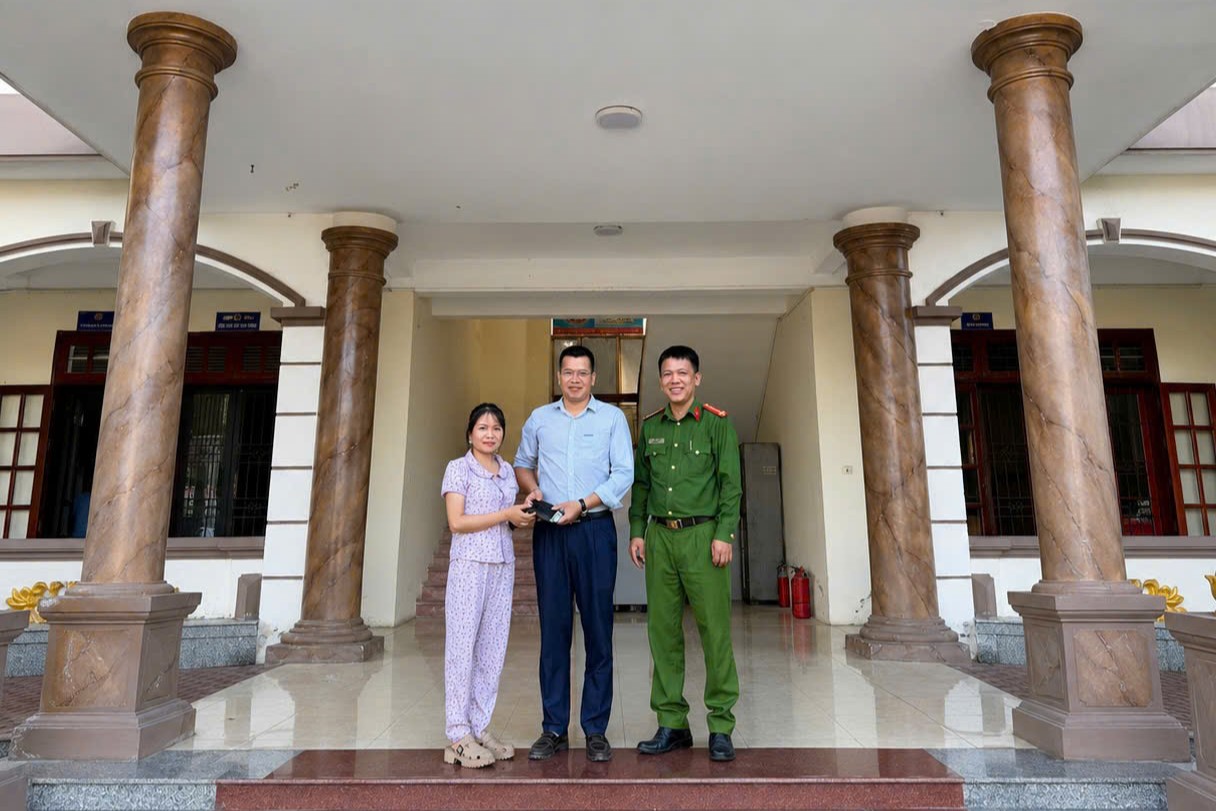 Công an phường Tứ Minh hỗ trợ nhân dân trả lại tài sản cho người đánh rơi